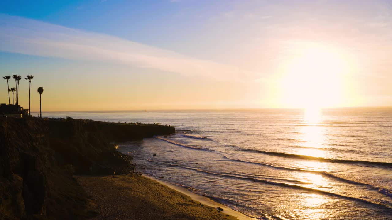 跟踪明亮和多彩的风景如画的日落沿太平洋海岸线悬崖在圣地亚哥，加利福尼亚州视频素材