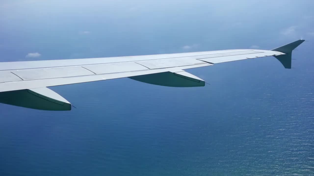 从飞机窗口观看地中海全景，从飞机机翼附近的座位慢动作视频素材