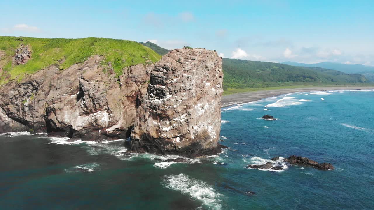 马略卡岛海岸的岩石和悬崖。蓝色的地中海视频素材