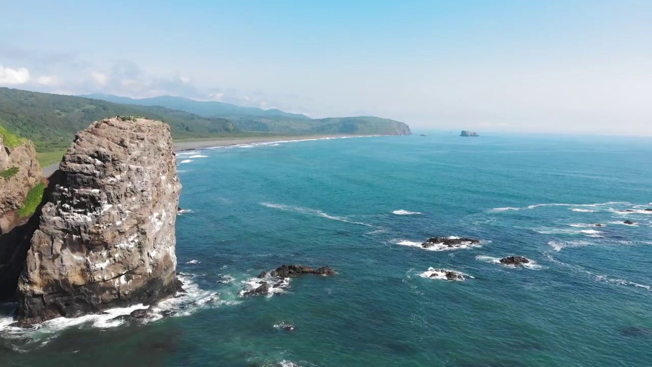 Halaktyr海滩。堪察加半岛。俄罗斯联邦。太平洋上几乎是黑色的沙滩。视频素材