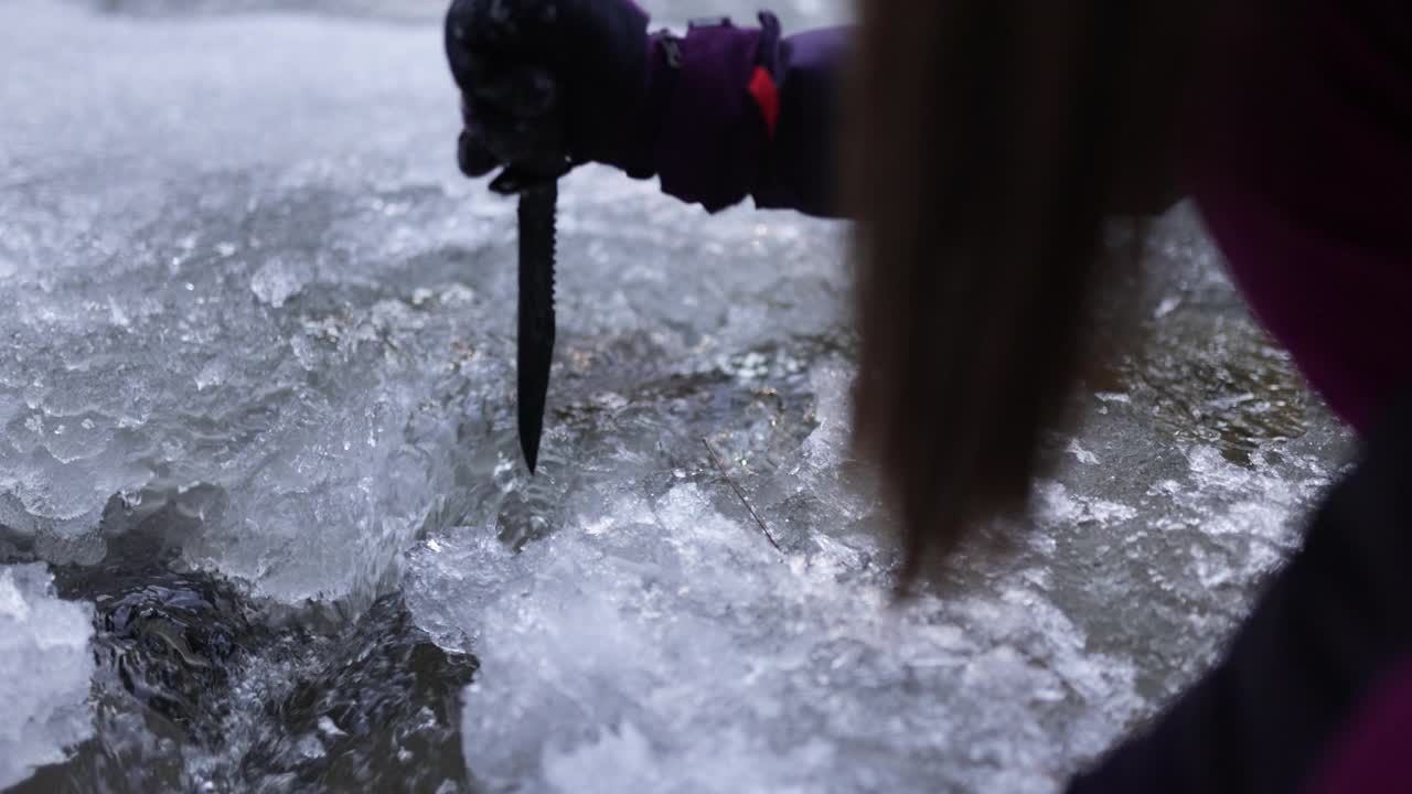 少女冬天在小溪边玩耍视频素材