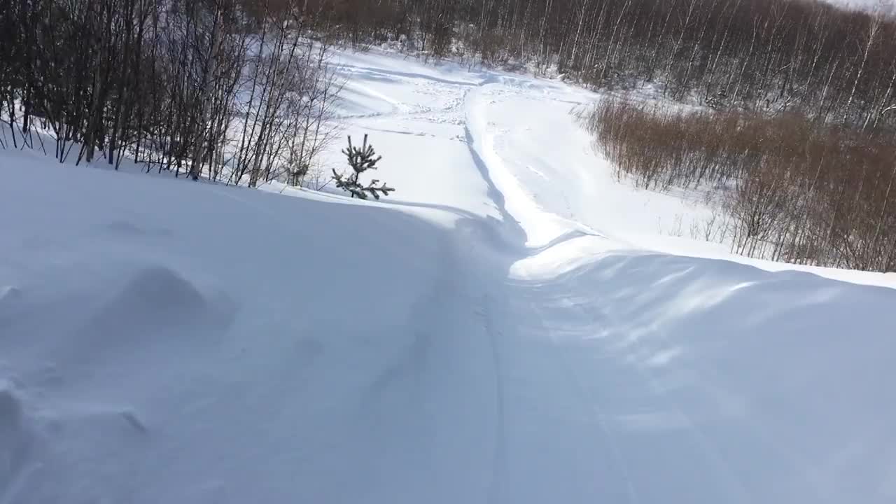 冬天在一个覆盖着雪的木制滑梯上滑雪视频素材