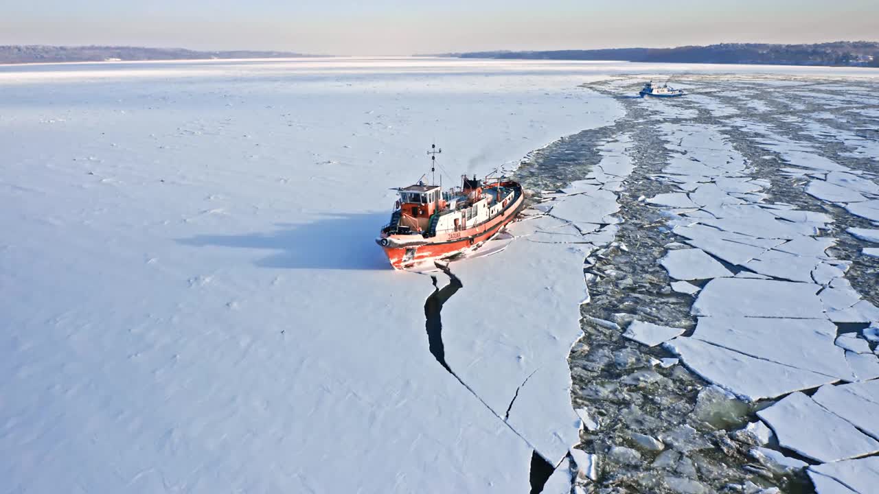 维斯瓦河的破冰船，2020年02月18日，波兰普洛克视频素材