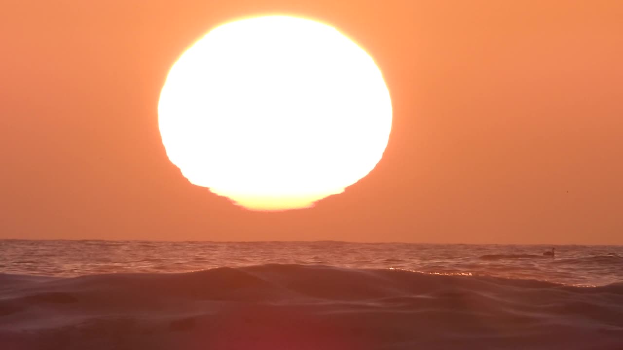 金色的太阳落进了大海，海浪在太阳的面前汹涌澎湃视频下载