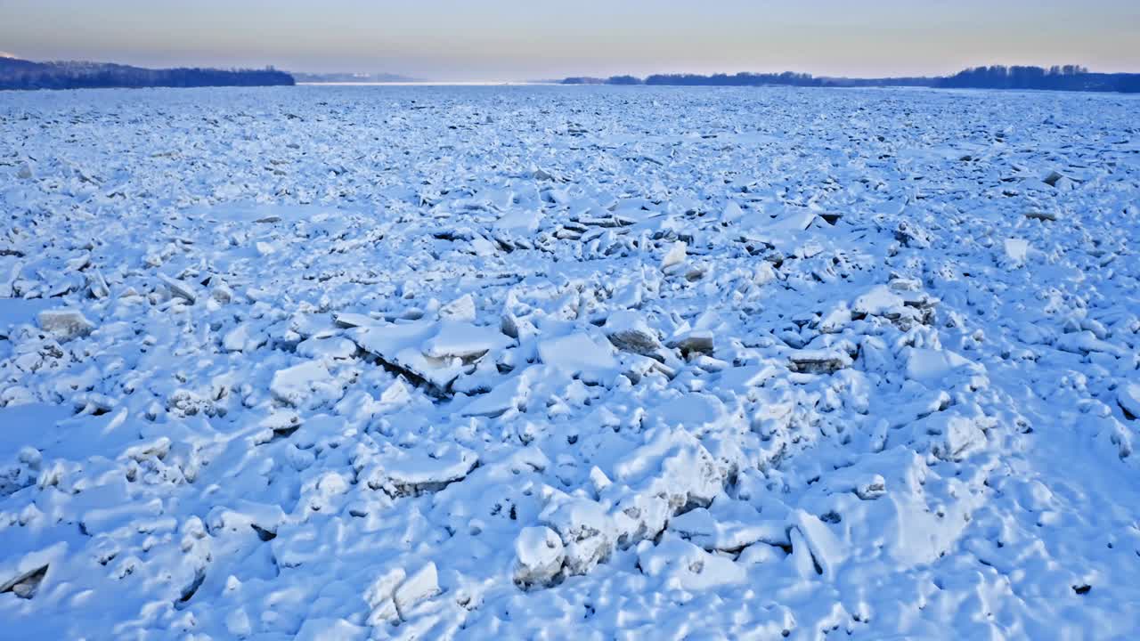 维斯瓦河充满浮冰，普洛克，波兰，20-02-18视频素材