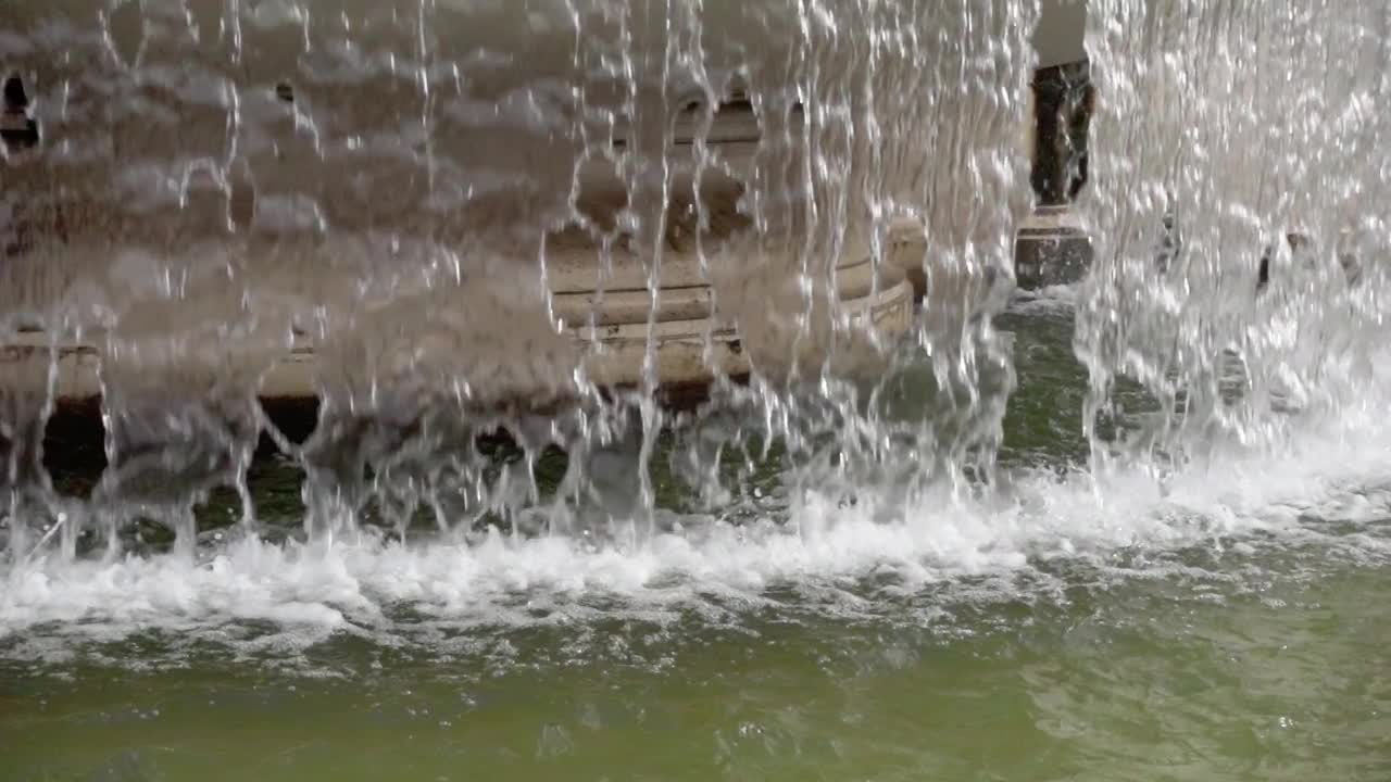 美丽古老的欧洲喷泉的特写。水流缓慢地流动，产生白色的泡沫视频素材