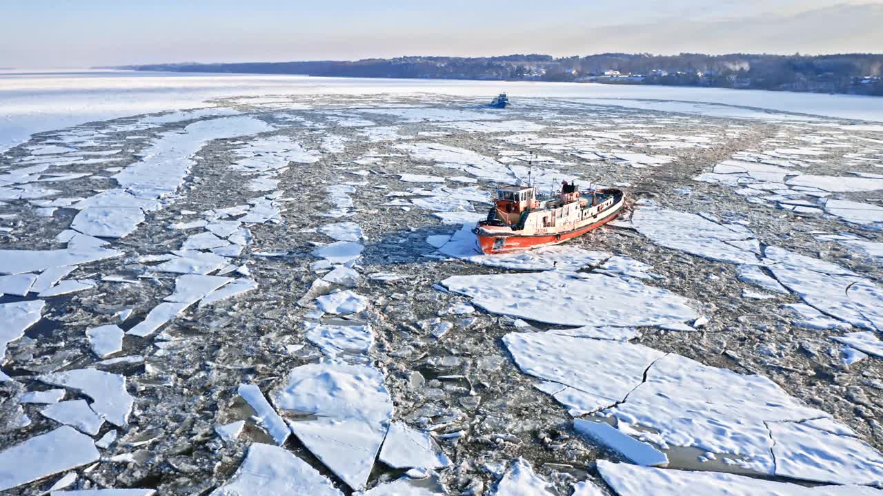 维斯瓦河上的浮冰和破冰船，普洛克，2010-02-18，波兰视频素材