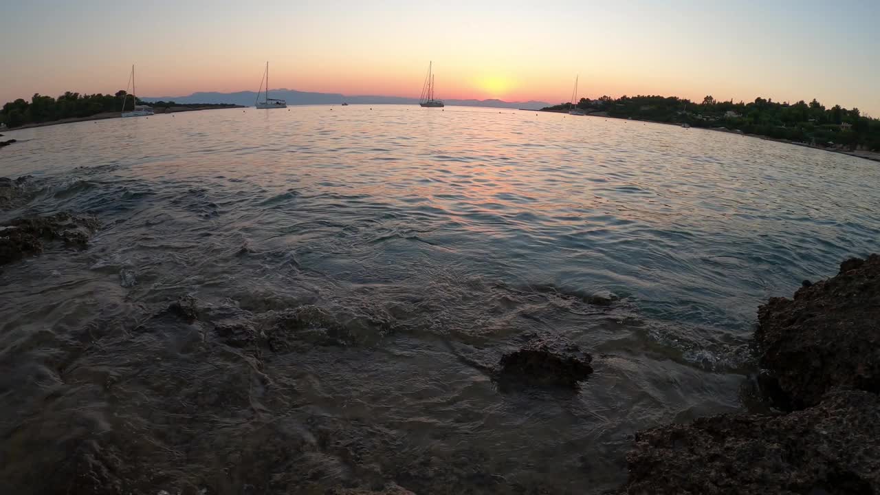 帆船和夕阳映在海面上的黄昏，希腊视频素材