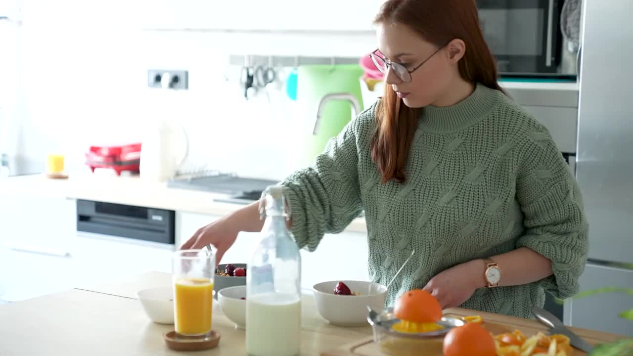 年轻女性在厨房里准备健康食物视频素材