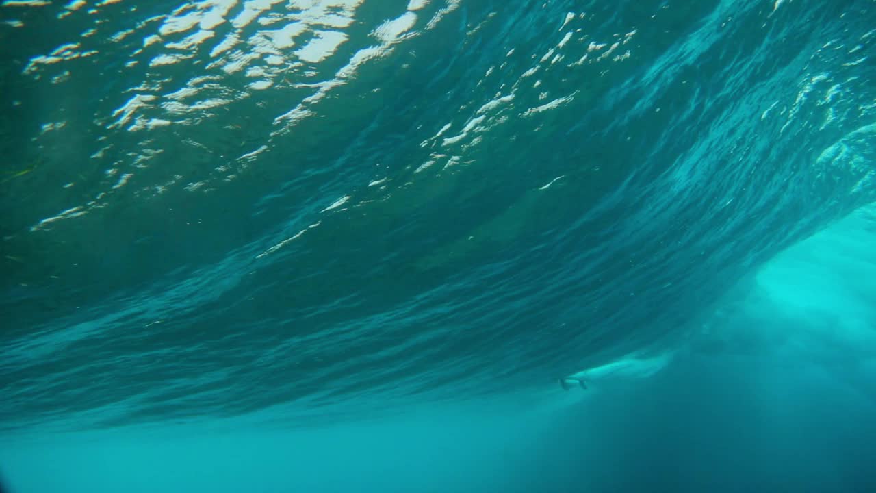 冲浪板在美丽的海洋中移动的慢动作-南马累环礁，马尔代夫视频素材