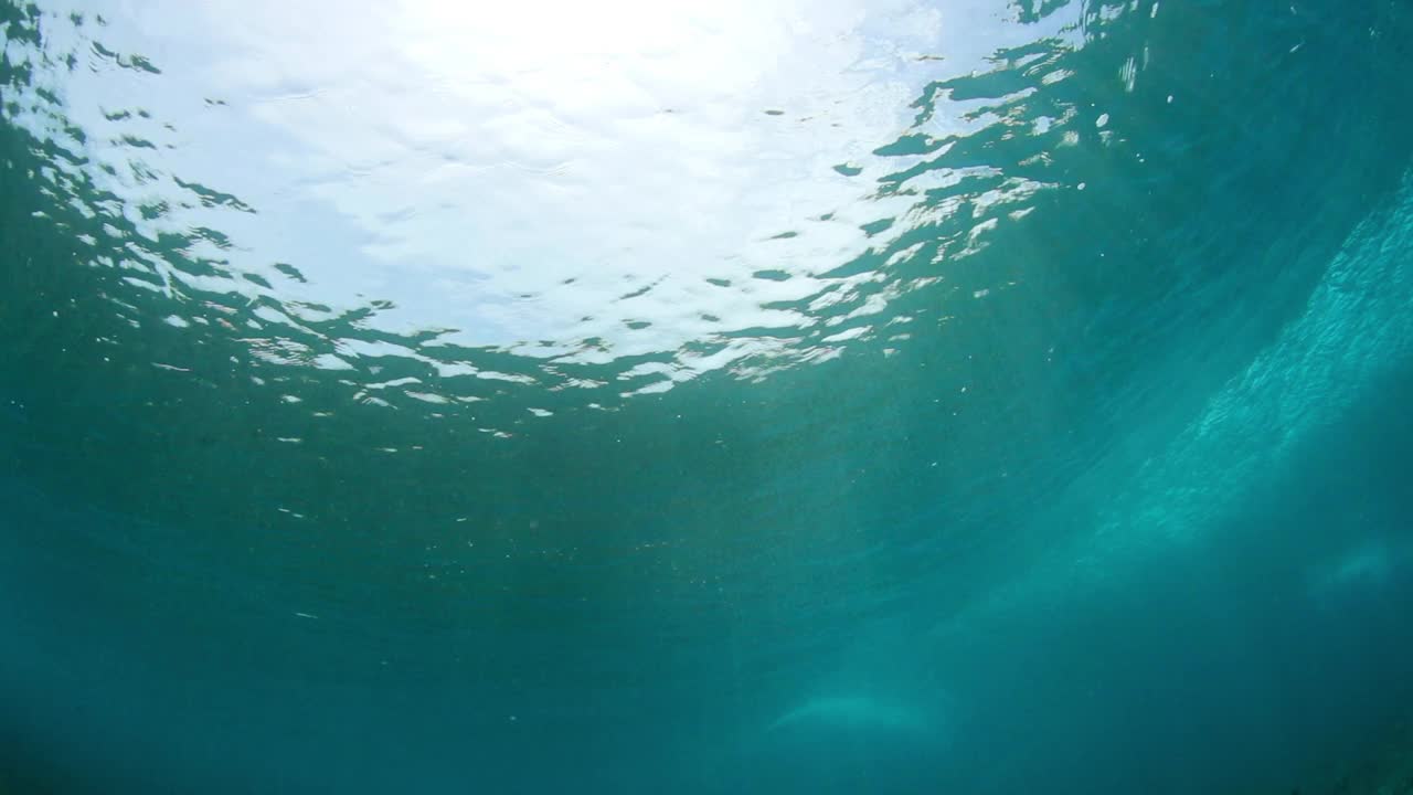 海浪在美丽的海洋水下溅水的慢动作-南马累环礁，马尔代夫视频素材