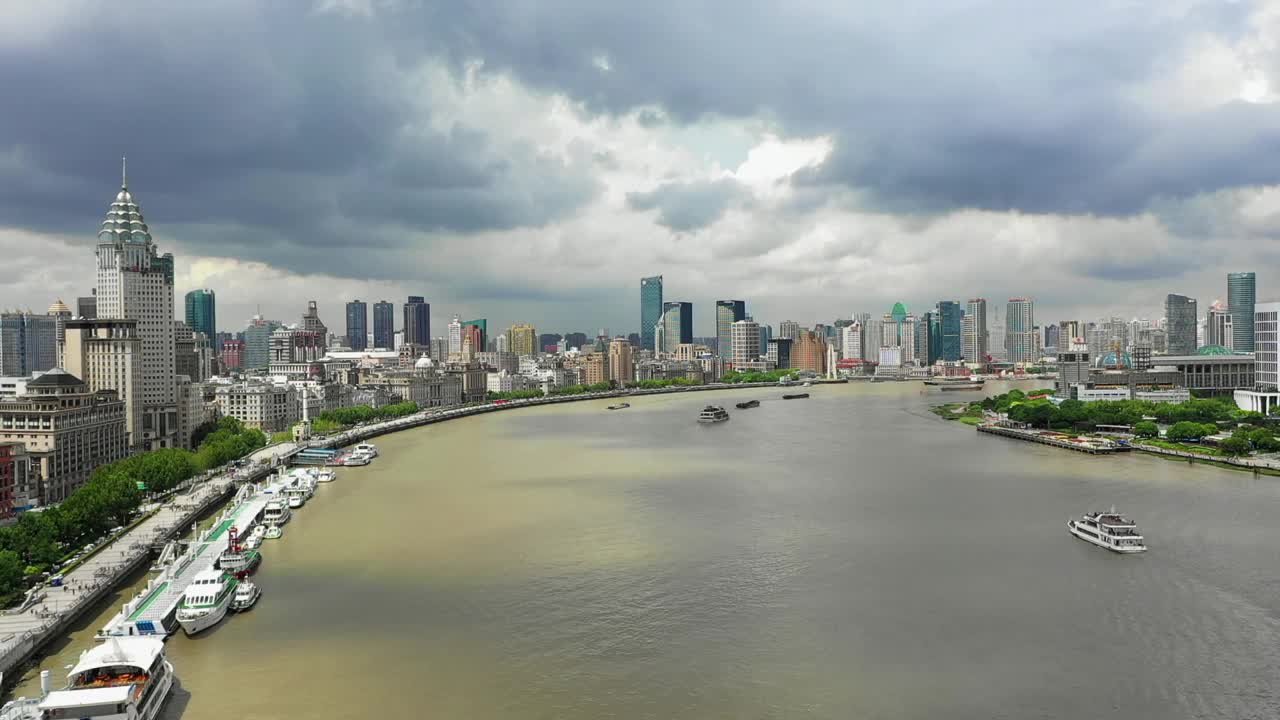 航拍黄浦江上的船在城市的建筑物中，无人机向前飞行的城市景观对阴天-上海，中国视频素材