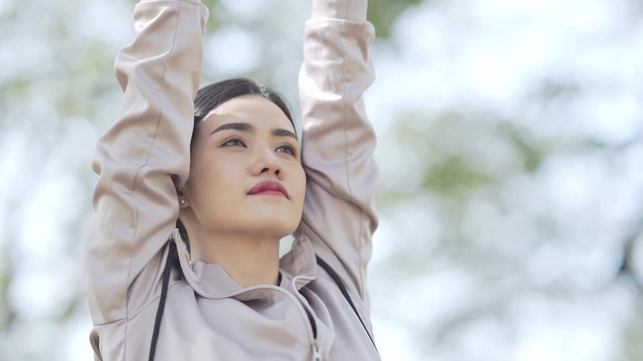 亚洲女性在公共场所锻炼手臂部位视频素材