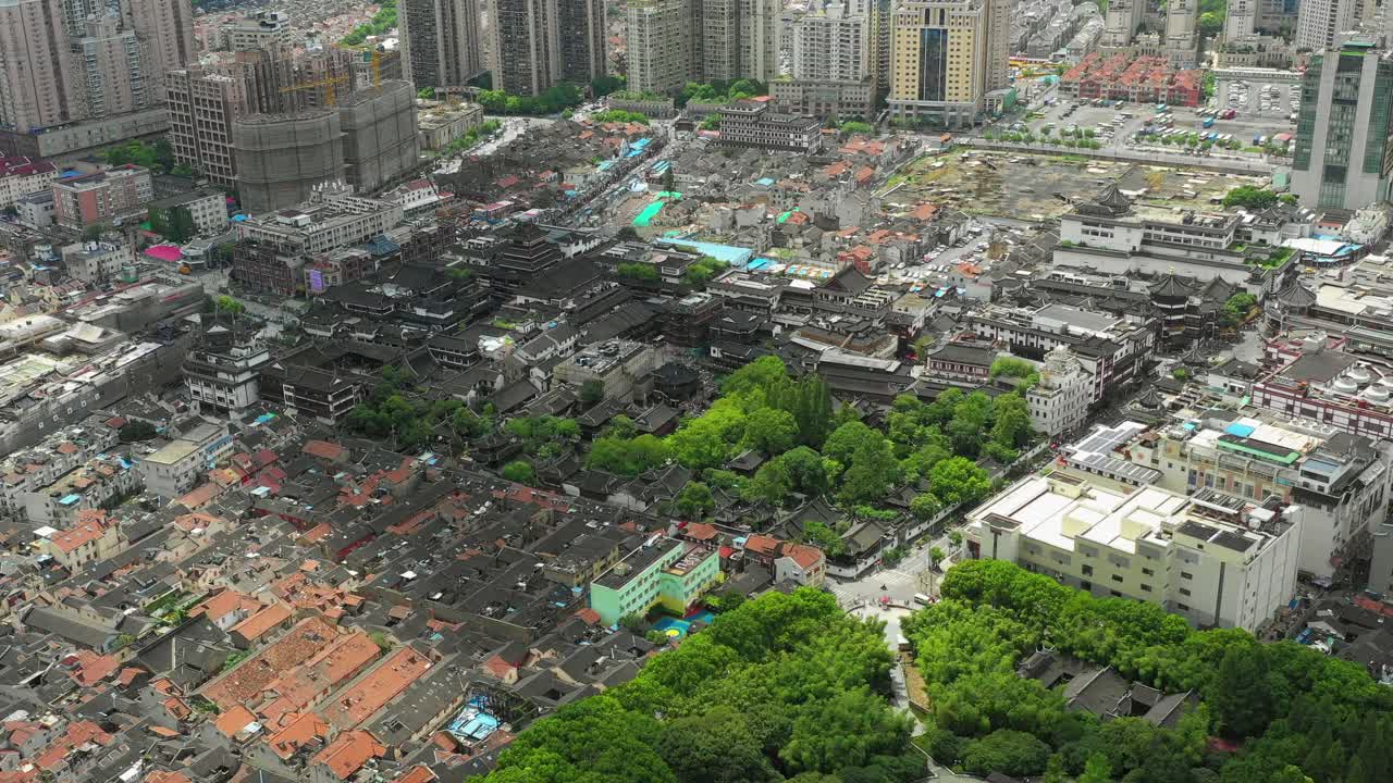 在阳光明媚的一天，无人机飞过城市景观-上海，中国视频素材