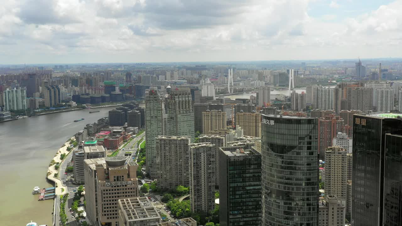 空中平移拍摄的黄浦江上的建筑物对天空，无人机飞越城市景观-上海，中国视频素材