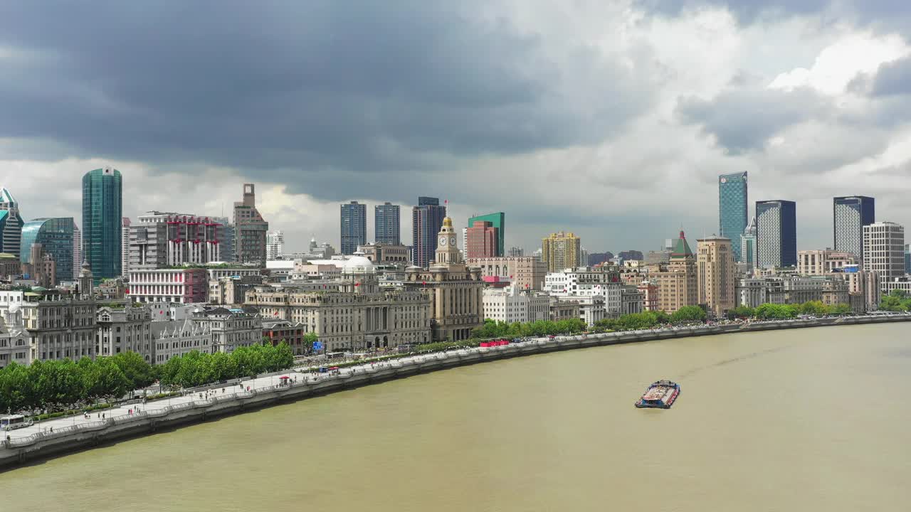 空中平移拍摄黄浦江上的船在城市的建筑，无人机向前飞向人们在步行街对阴天-上海，中国视频素材