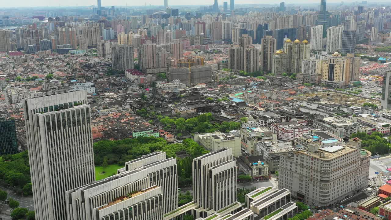 空中平移拍摄的现代城市的建筑在晴朗的一天，无人机飞过城市景观-上海，中国视频素材