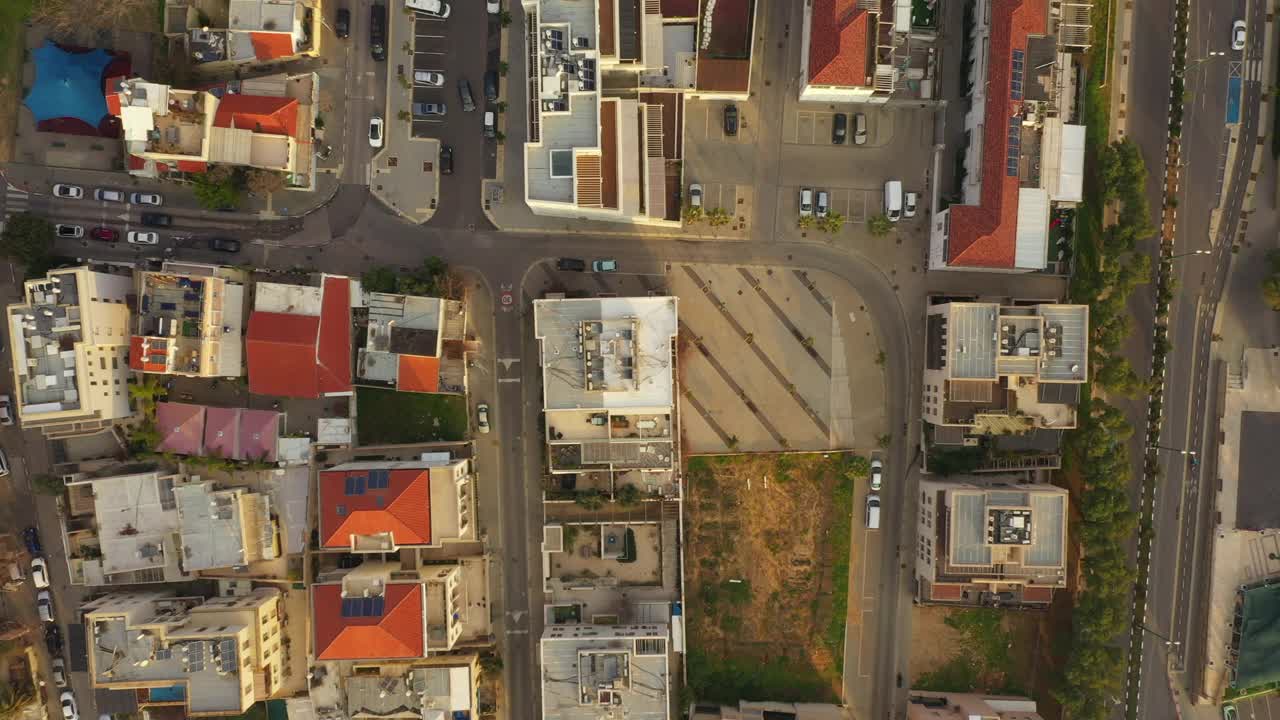 在日落时，无人机在以色列雅法上空的住宅区上空俯瞰沿海城市的公寓大楼视频素材