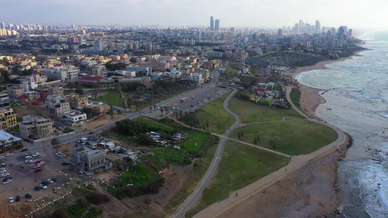 空中拍摄的停车场在日落，无人机下降前对天空的沿海城市-雅法，以色列视频素材