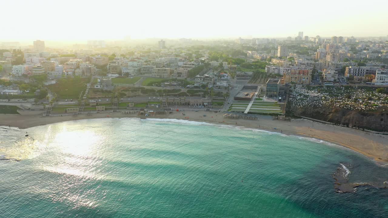 空中拍摄的海岸城市对天空在日落，无人机下降向前海滩-雅法，以色列视频素材