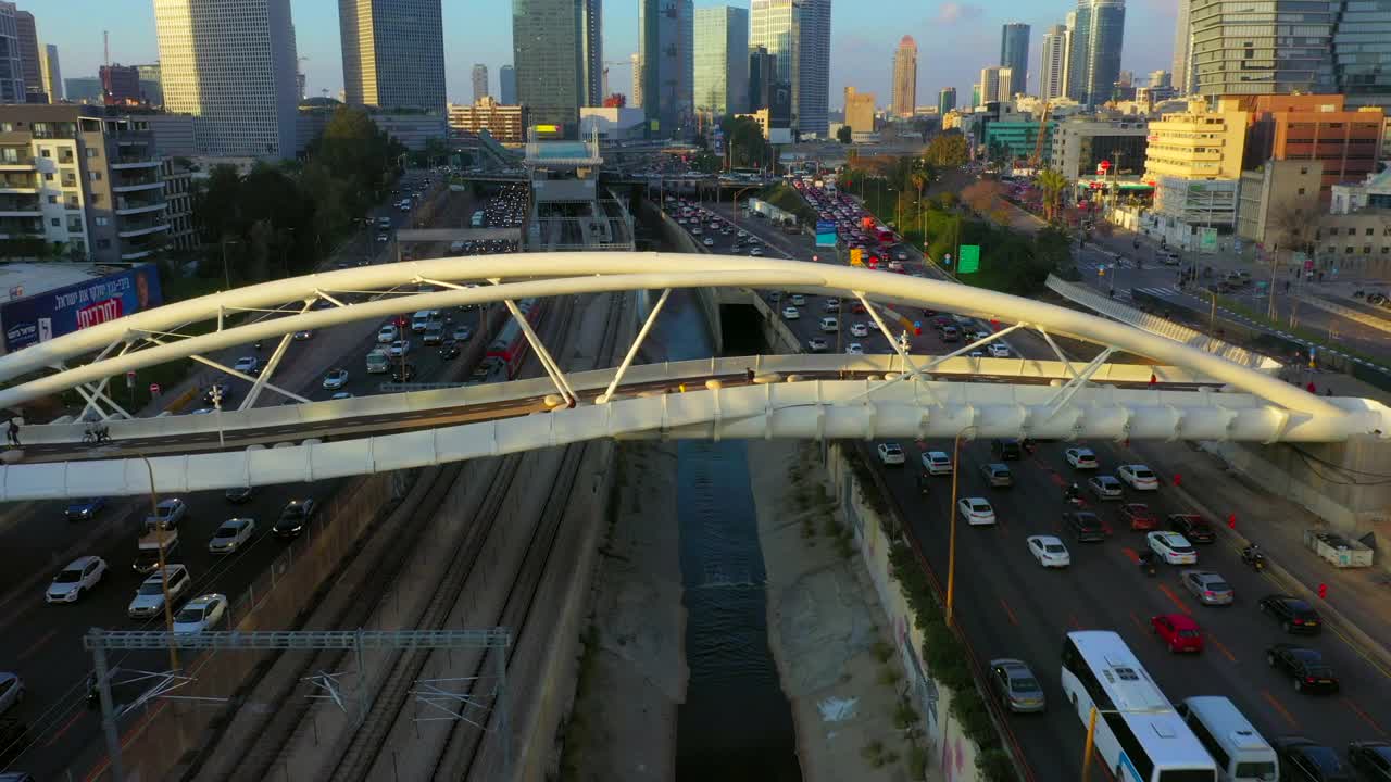 空中拍摄的耶胡迪大桥在公路上的日落，无人机向后上升在城市著名的地标-特拉维夫，以色列视频素材