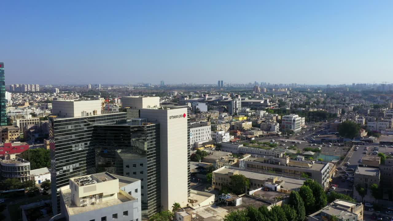 晴空下的城市建筑的航拍，在晴朗的一天，无人机上升在城市景观-特拉维夫，以色列视频素材