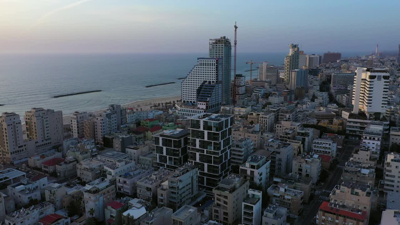 空中倾斜向下拍摄的城市景观在日落的天空，无人机上升的城市-特拉维夫，以色列视频素材