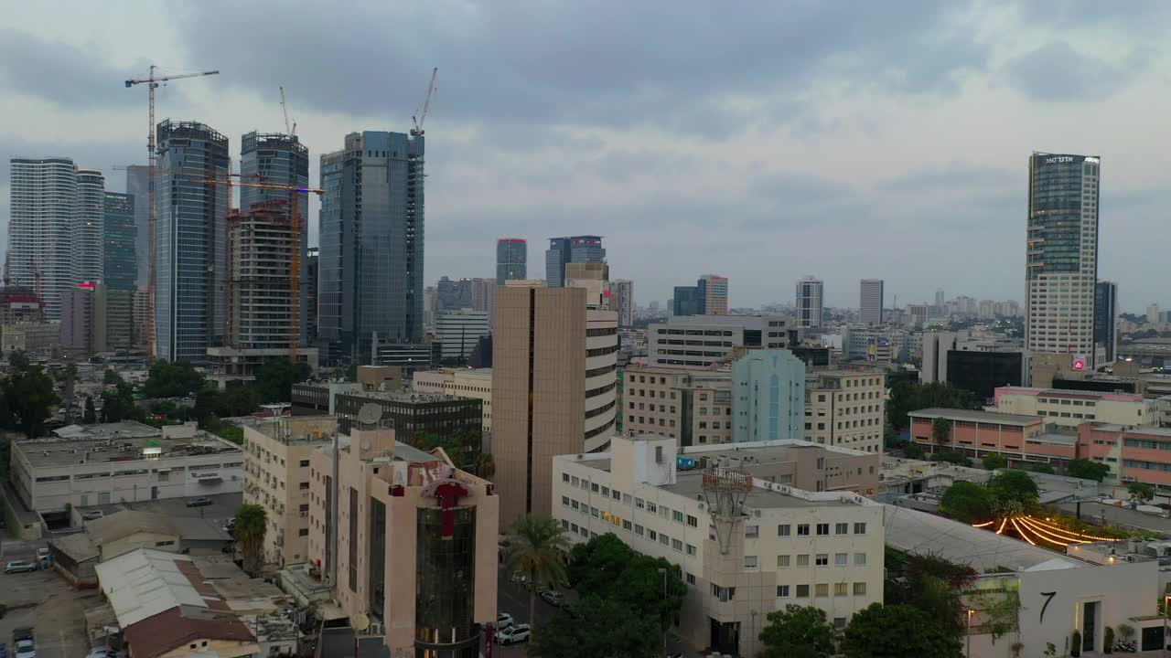 空中平移拍摄的现代城市的建筑对天空，无人机向前飞行的城市景观在日落特拉维夫，以色列视频素材