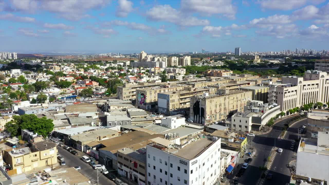 空中拍摄的车辆在街道上的建筑在城市，无人机向前飞行的城市景观对天空-特拉维夫，以色列视频素材