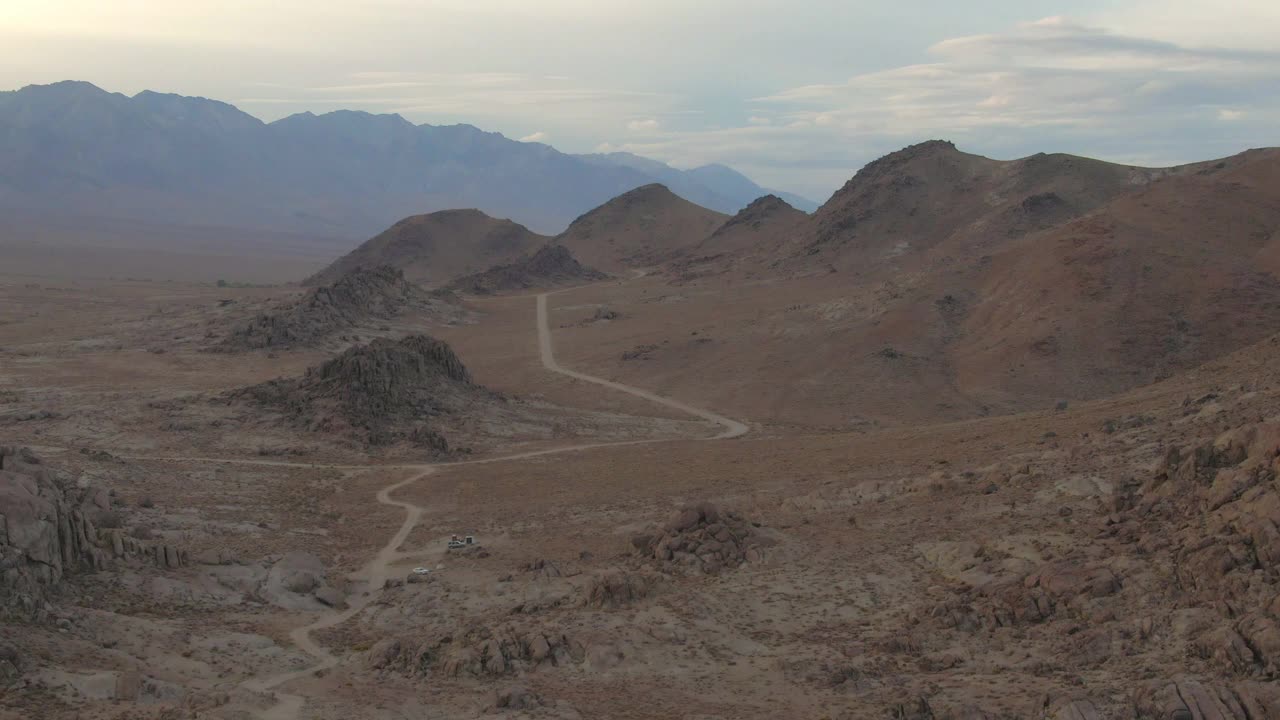 空中拍摄的土路在著名的阿拉巴马山对天空，无人机飞向落基山脉在日落-塞拉，加利福尼亚视频素材