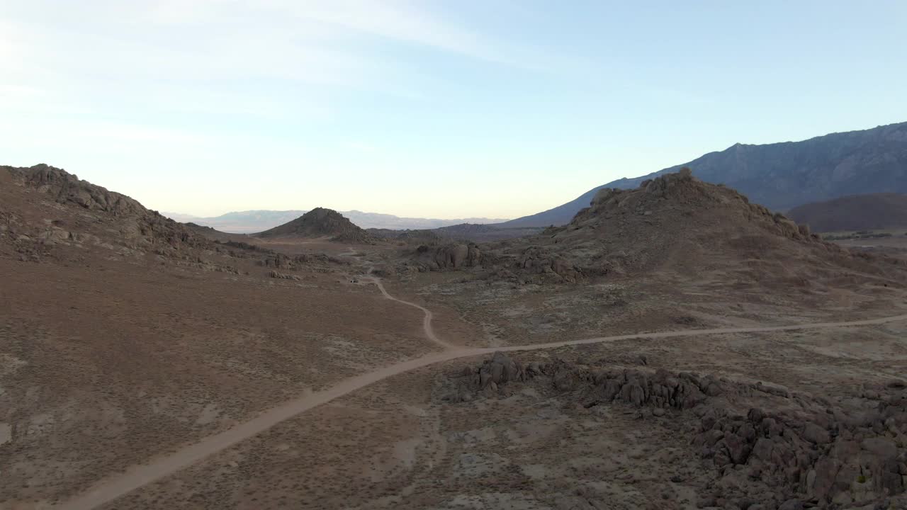 航空拍摄的土路在亚拉巴马山对天空，无人机在岩石景观在日落-塞拉，加利福尼亚向前飞行视频素材