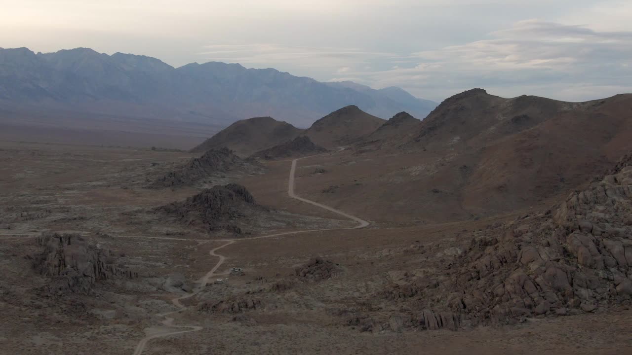 空中缩小拍摄的土路在山对天空在日落，无人机飞过著名的阿拉巴马山-塞拉，加州视频素材