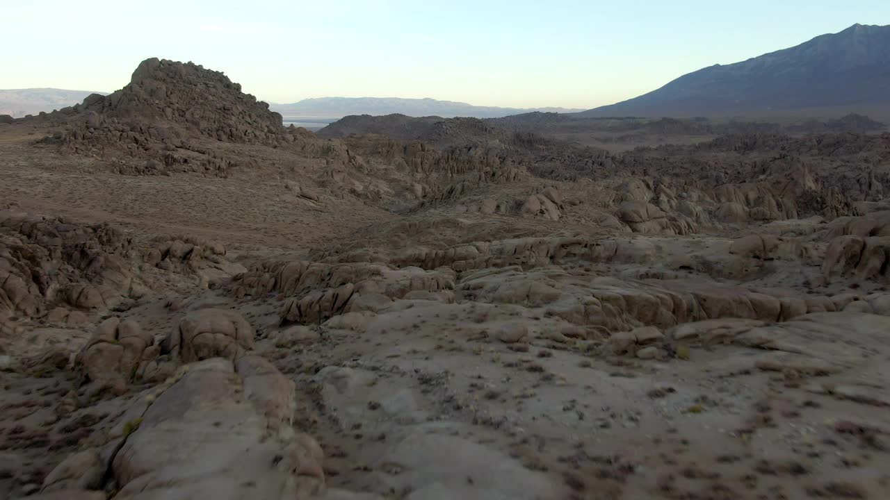 受欢迎的阿拉巴马山和山脉对天空的航拍，无人机在日落时在岩石景观上向前飞行-塞拉，加利福尼亚视频素材