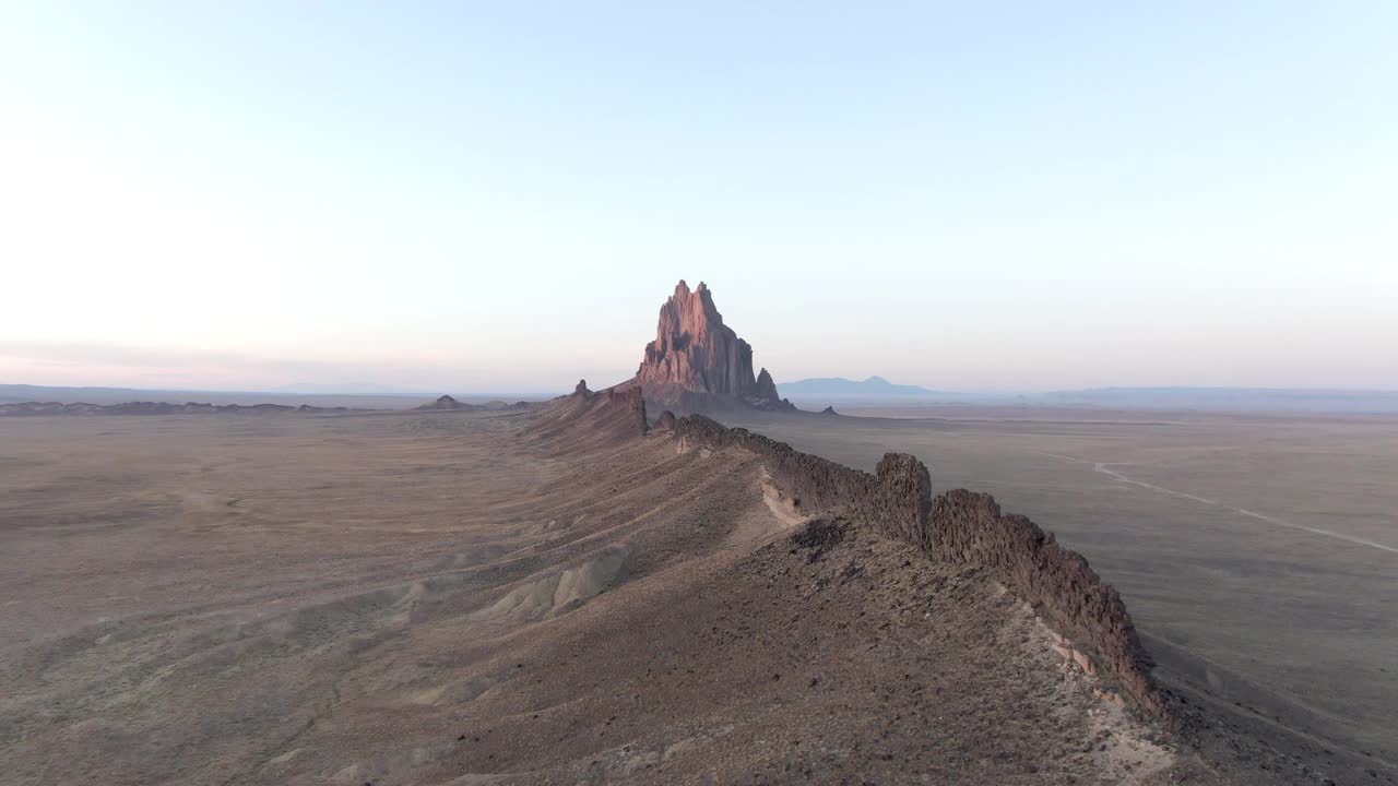 航空放大在拍摄的落基山在沙漠的天空在日落，无人机飞过干旱的景观-船泊，新墨西哥视频素材