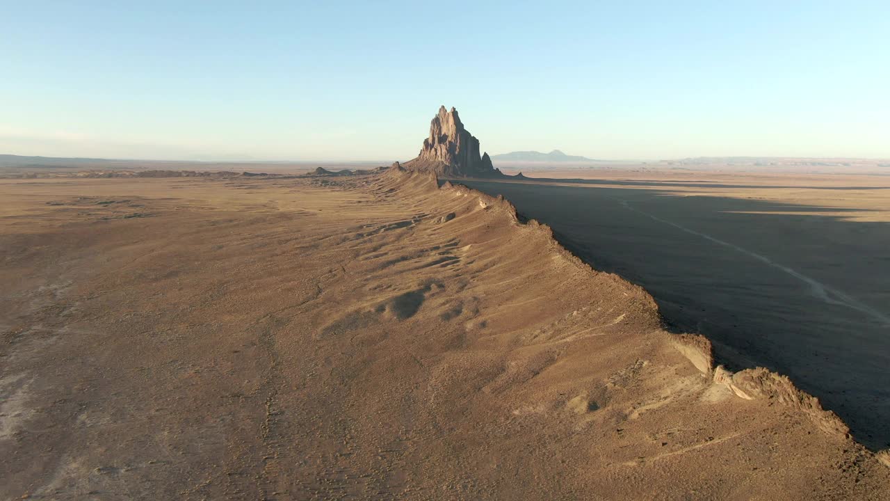 空中平移拍摄的著名的落基山在沙漠对天空，无人机飞过流行的地标- Shiprock，新墨西哥视频素材