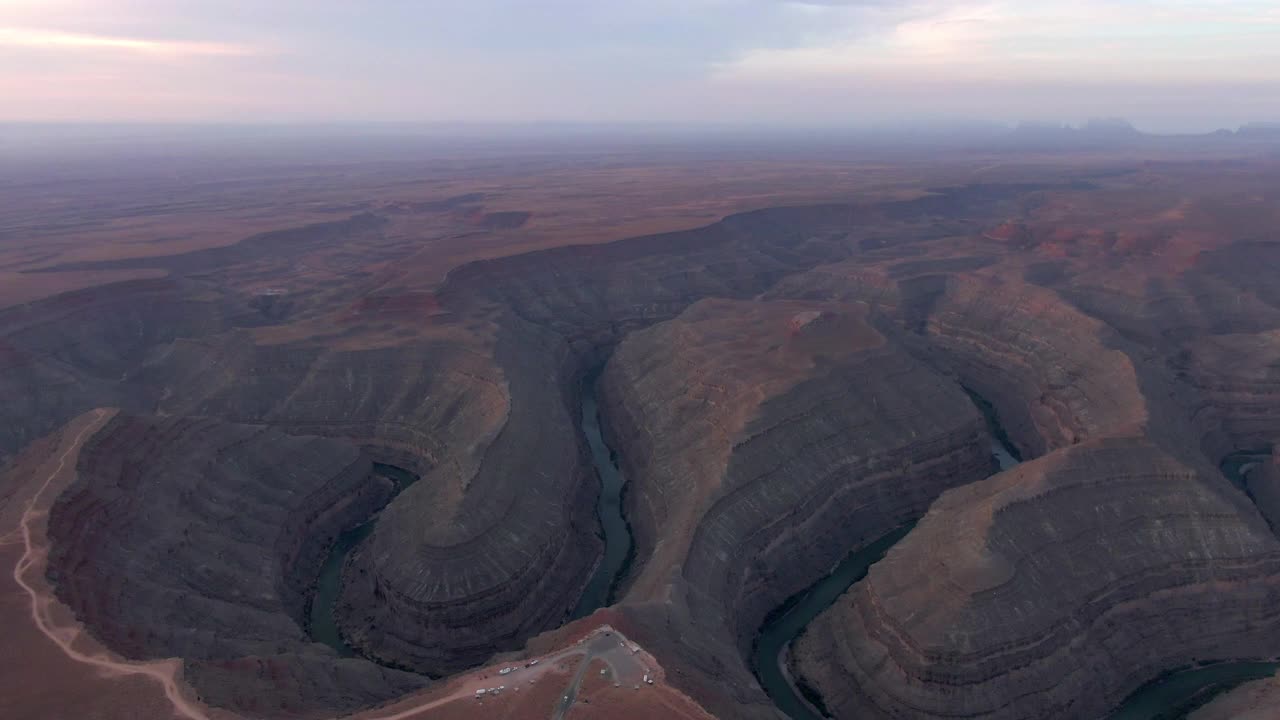 空中倾斜下的岩石景观与峡谷对天空，无人机在日落时飞过著名的地标-鹅颈州立公园，犹他州视频素材