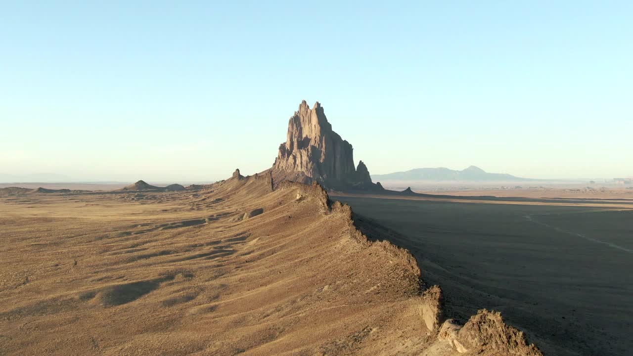 航拍流行的落基山在沙漠的天空，无人机向后飞向著名的地标- Shiprock，新墨西哥州视频素材