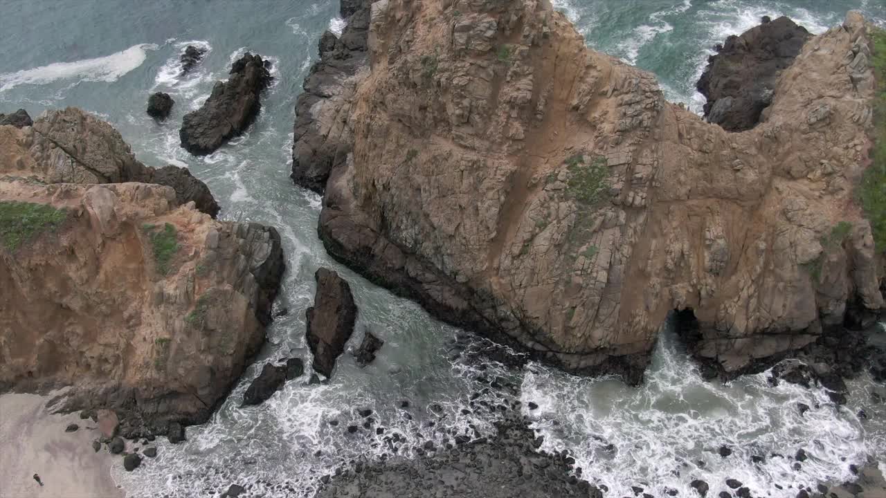 在Pfeiffer海滩，无人机飞过著名的自然地标-大苏尔，加利福尼亚视频素材