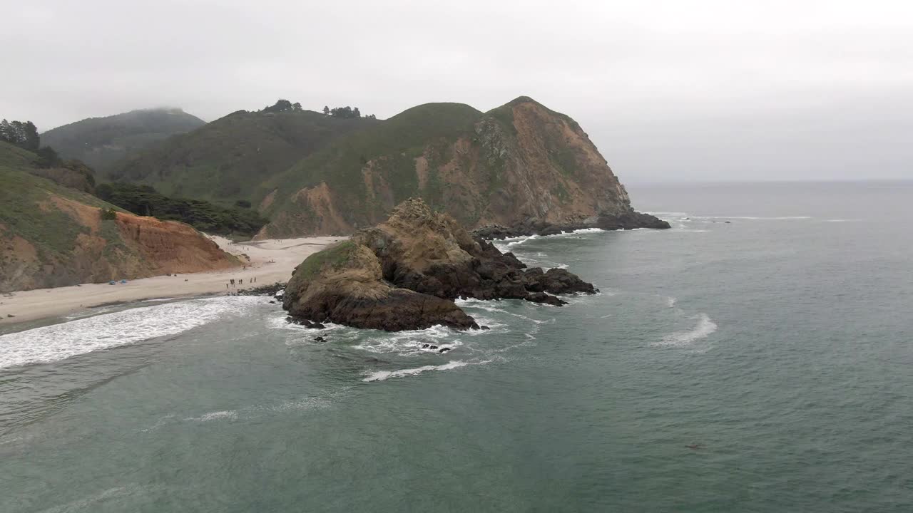 浪花溅在著名的锁眼拱门上的航拍，无人机朝著名的Pfeiffer海滩前飞的山-大苏尔，加利福尼亚视频素材