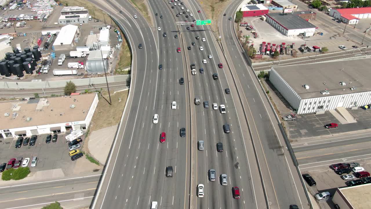 空中倾斜拍摄在城市的高速公路和桥梁上的车辆，无人机向前飞行在道路上的晴天-科罗拉多州丹佛市视频素材