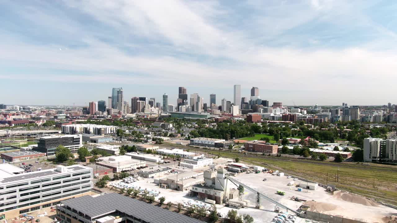 空中平移拍摄的市中心地区在城市的天空，无人机飞近现代建筑在晴天-丹佛，科罗拉多州视频素材