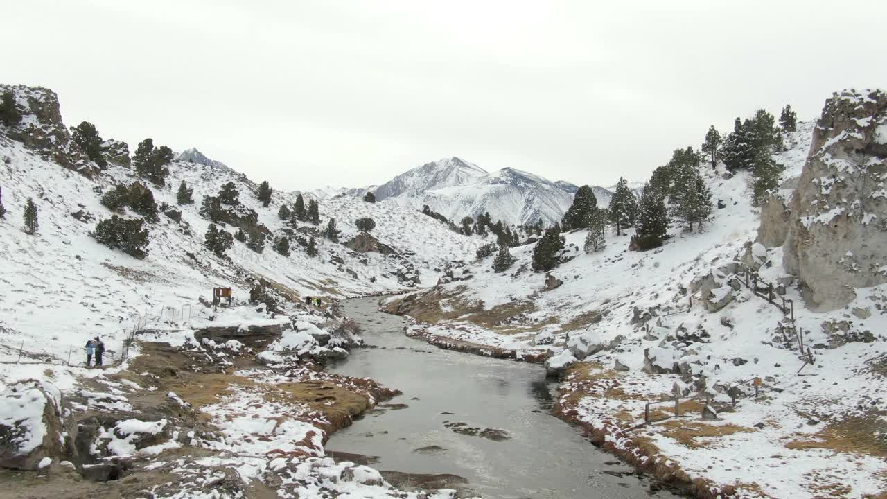 空中放大拍摄的小溪对雪山，无人机向后飞行在炎热的小溪地质地点在冬天-猛犸象湖，加利福尼亚视频素材