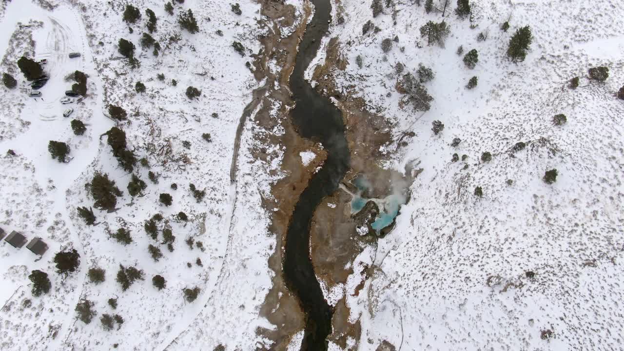 空中顶视图的热溪地质地点在雪中，无人机向前飞在小溪上释放蒸汽在冬天-猛犸象湖，加利福尼亚视频素材