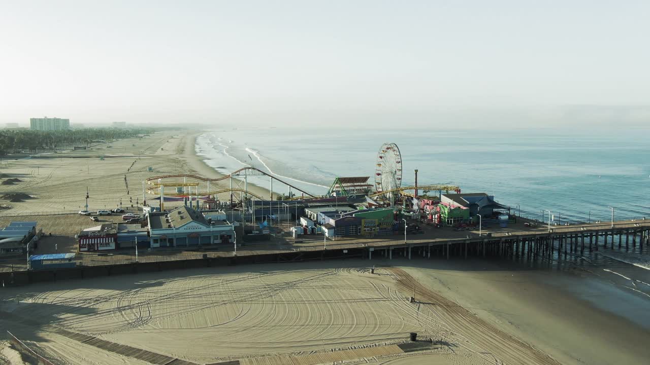 航拍摩天轮在海上著名的码头对天空，无人机向前飞行在海岸线在早上-圣塔莫尼卡，加利福尼亚视频素材