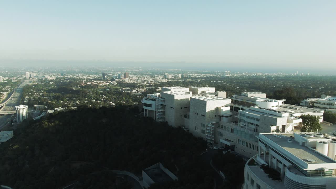 航拍著名的盖蒂中心在山上的城市对天空，无人机向前飞行在日落博物馆-洛杉矶，加利福尼亚州视频素材