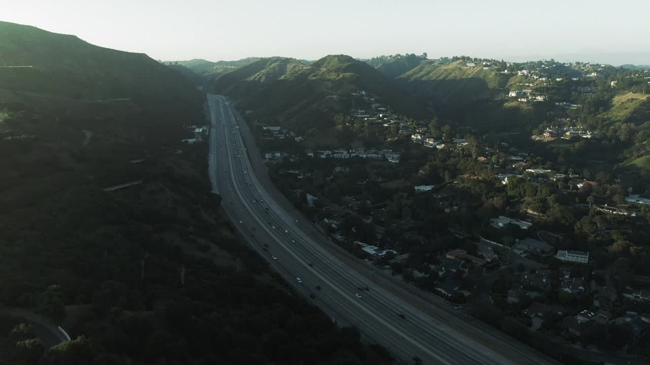 空中拍摄的交通在高速公路对天空，无人机向前飞行在车辆在日落-洛杉矶，加利福尼亚视频素材