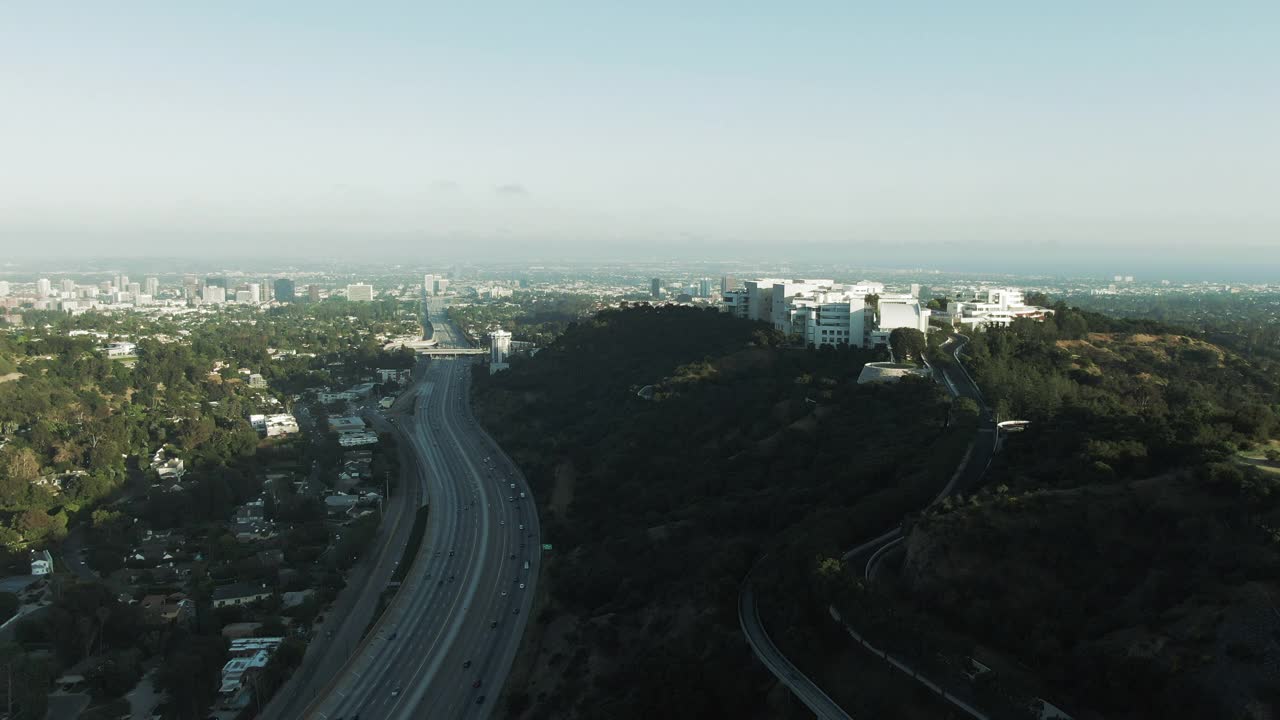 著名的盖蒂中心拍摄的高速公路上交通的空中封锁，无人机在日落时分飞过博物馆上空-加州洛杉矶视频素材