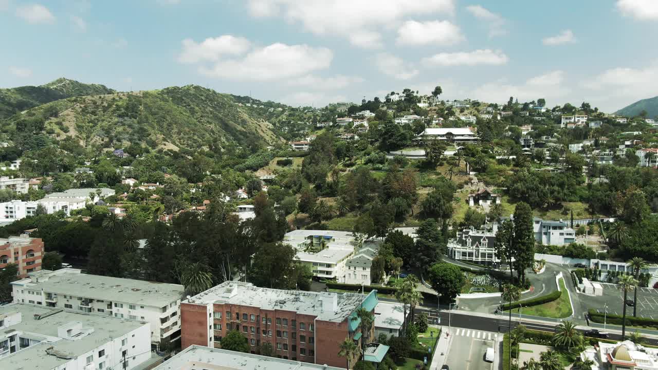 空中拍摄的住宅区在好莱坞对天空，无人机下降在城市在阳光日-洛杉矶，加利福尼亚州视频素材