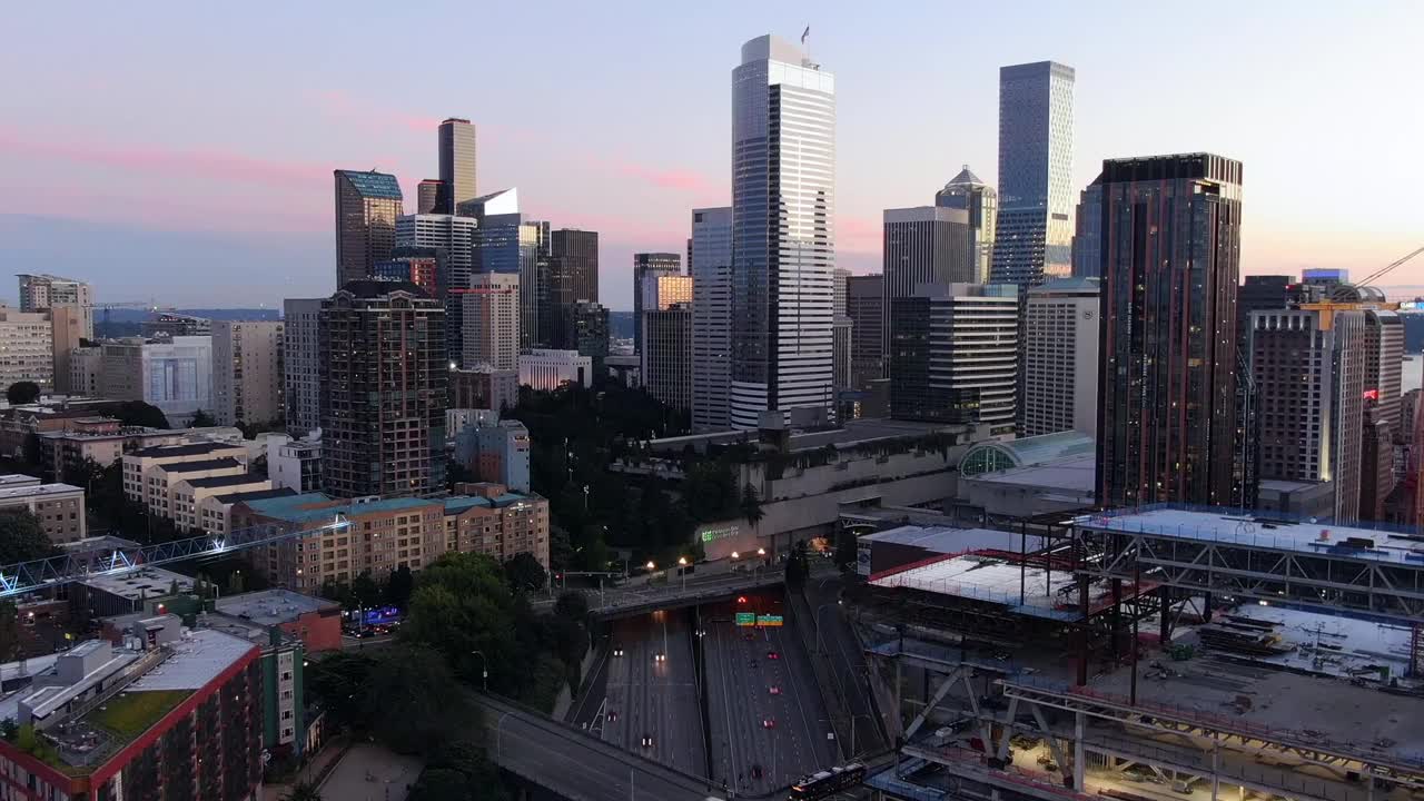 空中时间流逝拍摄的交通在城市街道在日落，无人机从市中心在国会山向后飞行的天空-西雅图，华盛顿视频素材