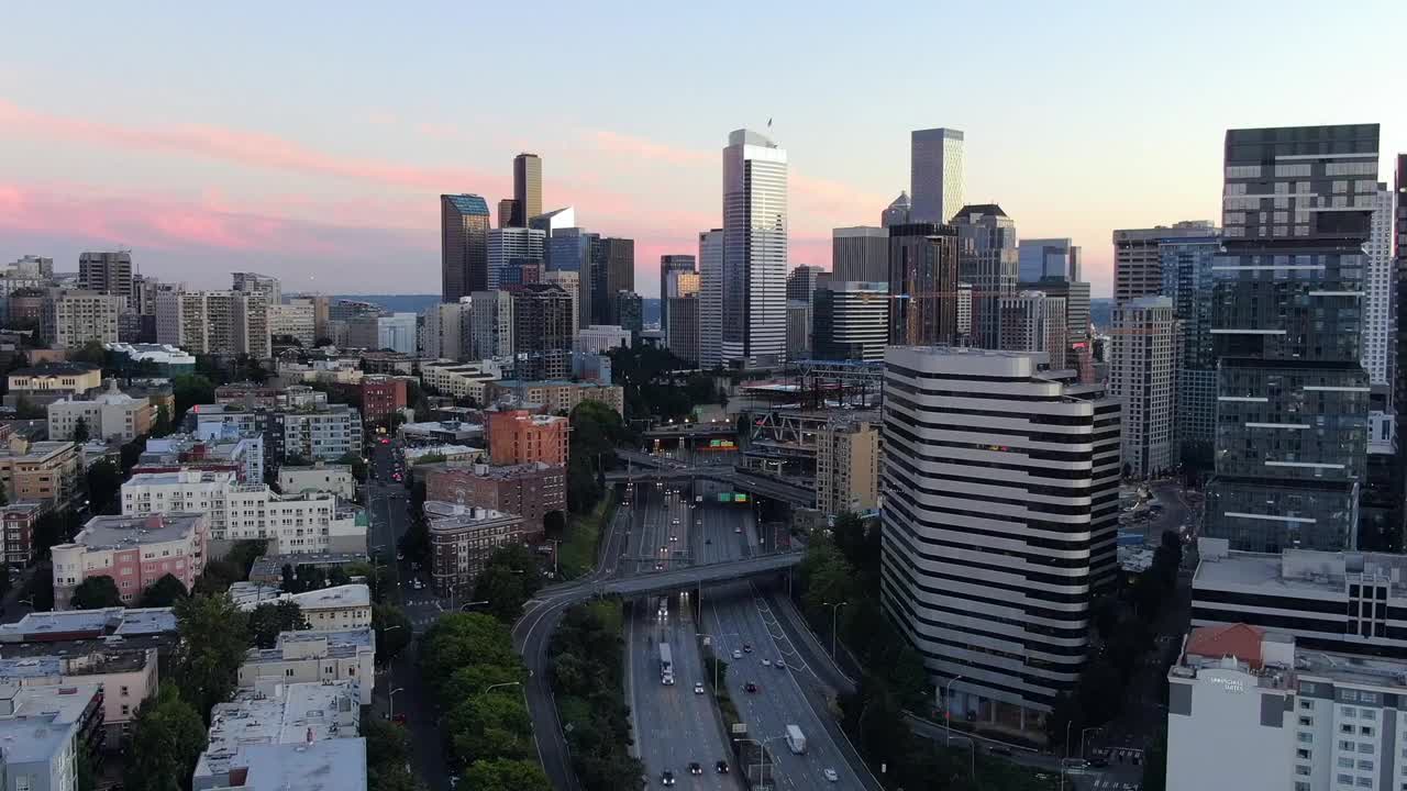 空中时间流逝拍摄的交通在城市街道在日落，无人机飞向市中心在国会山的天空-西雅图，华盛顿视频素材